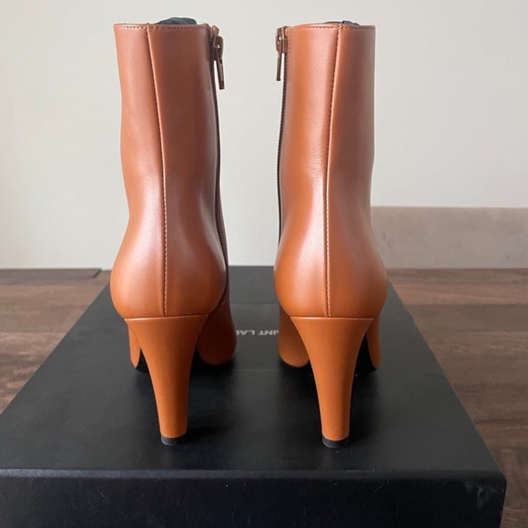 Saint Laurent Leather Boot in Cuoio. Size 37 EU - Picture 6 of 15